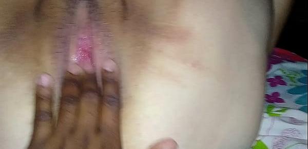  Le tocó su vagina rosada